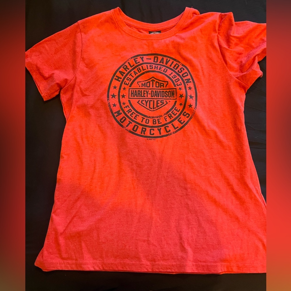 LIKE NEW RED HARLEY TSHIRT SIZE M/L